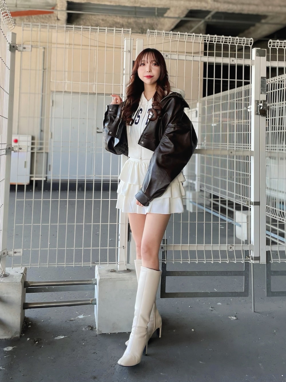 ホワイト系のスウェット、ブラウン系のブルゾン、ホワイト系のスカートを着用したレディースの冬コーディネートの4枚目の写真