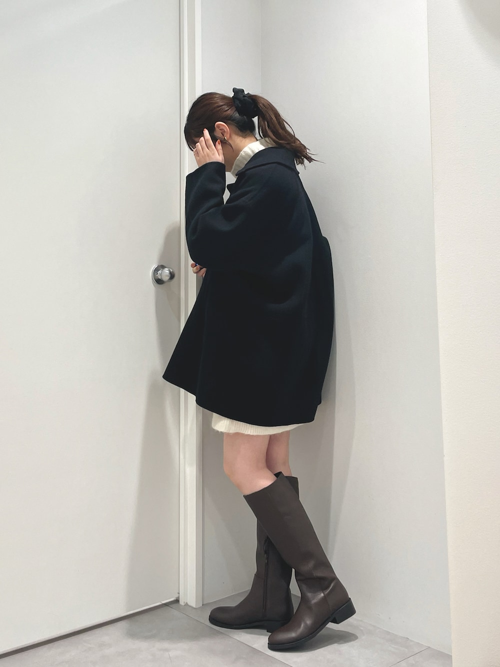 「nano・universe、オトナカジュアル、コート、モノトーン、クリスマスに着たい服、大人かわいい、モノトーンコーデ、きれいめカジュアル、ブーツ、ロングブーツ、冬コーデ、ガーリー、淡色コーデ、シンプル、タートルネック」｜「NANO universeの求心編みタートルニットワンピース（ワンピース、ホワイト系）」を使った、natsukaさん（レディース・160cm）の冬コーディネートの2枚目の写真