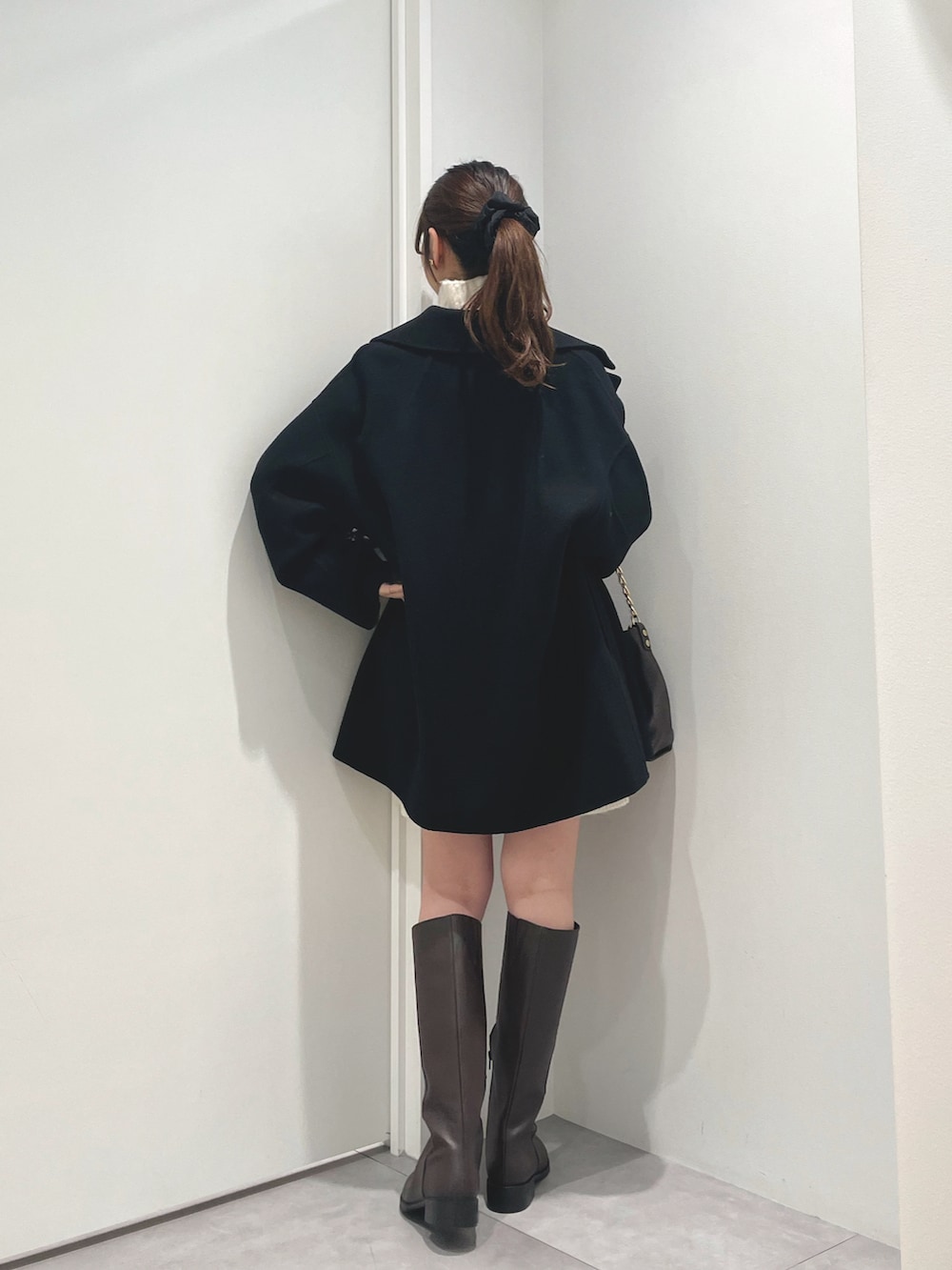 「nano・universe、オトナカジュアル、コート、モノトーン、クリスマスに着たい服、大人かわいい、モノトーンコーデ、きれいめカジュアル、ブーツ、ロングブーツ、冬コーデ、ガーリー、淡色コーデ、シンプル、タートルネック」｜「NANO universeの求心編みタートルニットワンピース（ワンピース、ホワイト系）」を使った、natsukaさん（レディース・160cm）の冬コーディネートの3枚目の写真