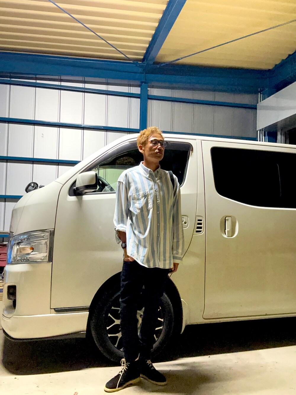 ブルー系のシャツ/ブラウス、ホワイト系のショルダーバッグ、ブラック系のその他パンツを着用したメンズの秋コーディネートの3枚目の写真