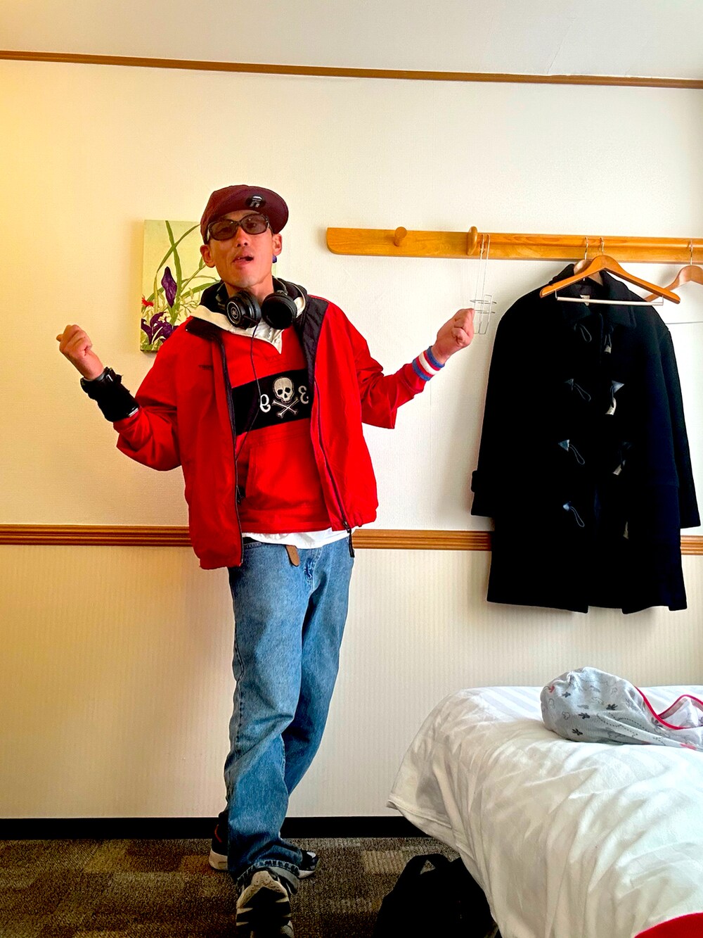 レッド系のナイロンジャケット、レッド系のその他トップス、ブルー系のデニムパンツを着用したメンズの秋コーディネートの2枚目の写真