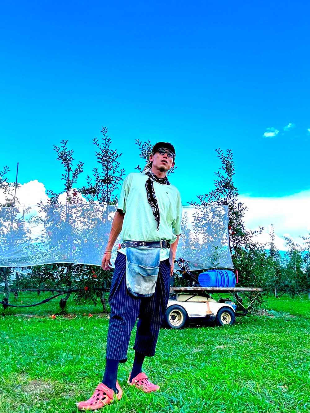 グレー系のサンダル、ブルー系のその他パンツ、グリーン系のTシャツ/カットソーを着用したメンズの夏コーディネートの3枚目の写真