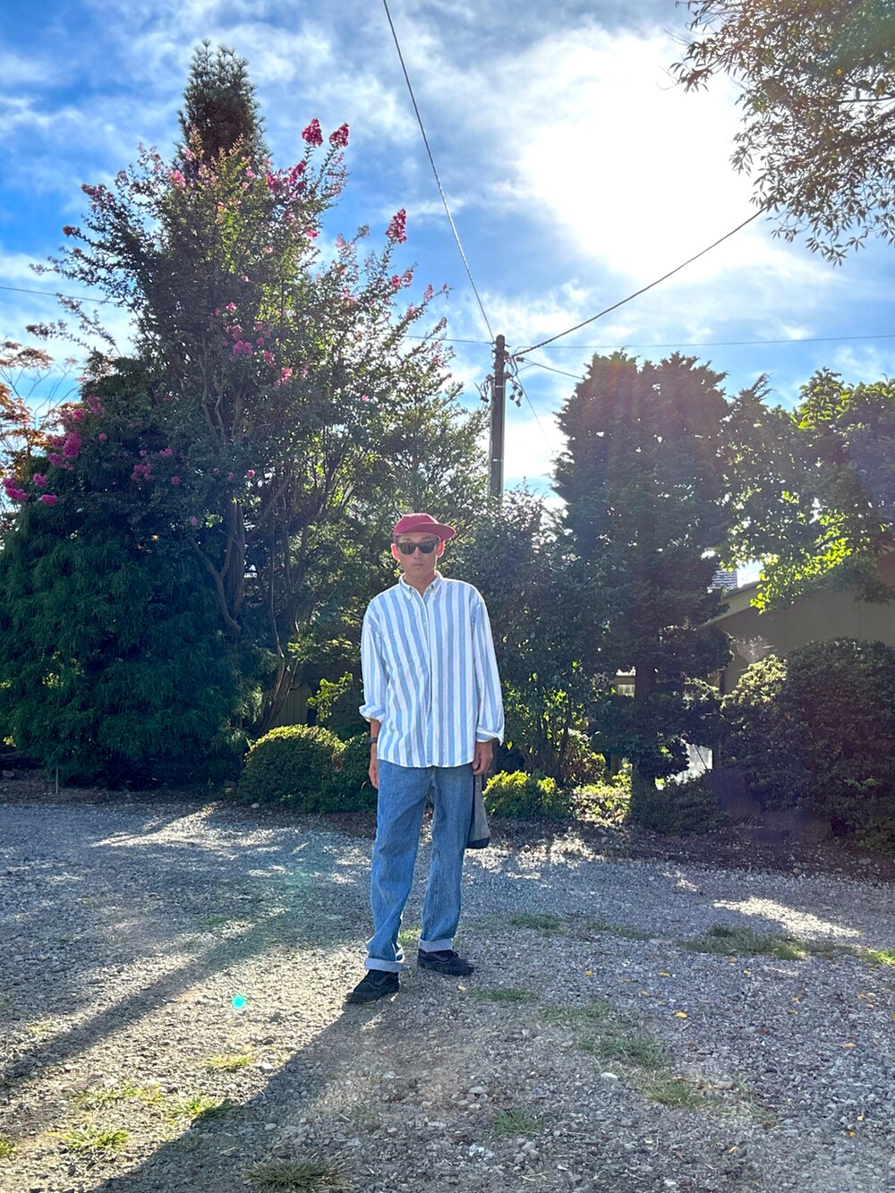 ブルー系のシャツ/ブラウス、ホワイト系のショルダーバッグ、ブルー系のバッグを着用したメンズの秋コーディネートの3枚目の写真