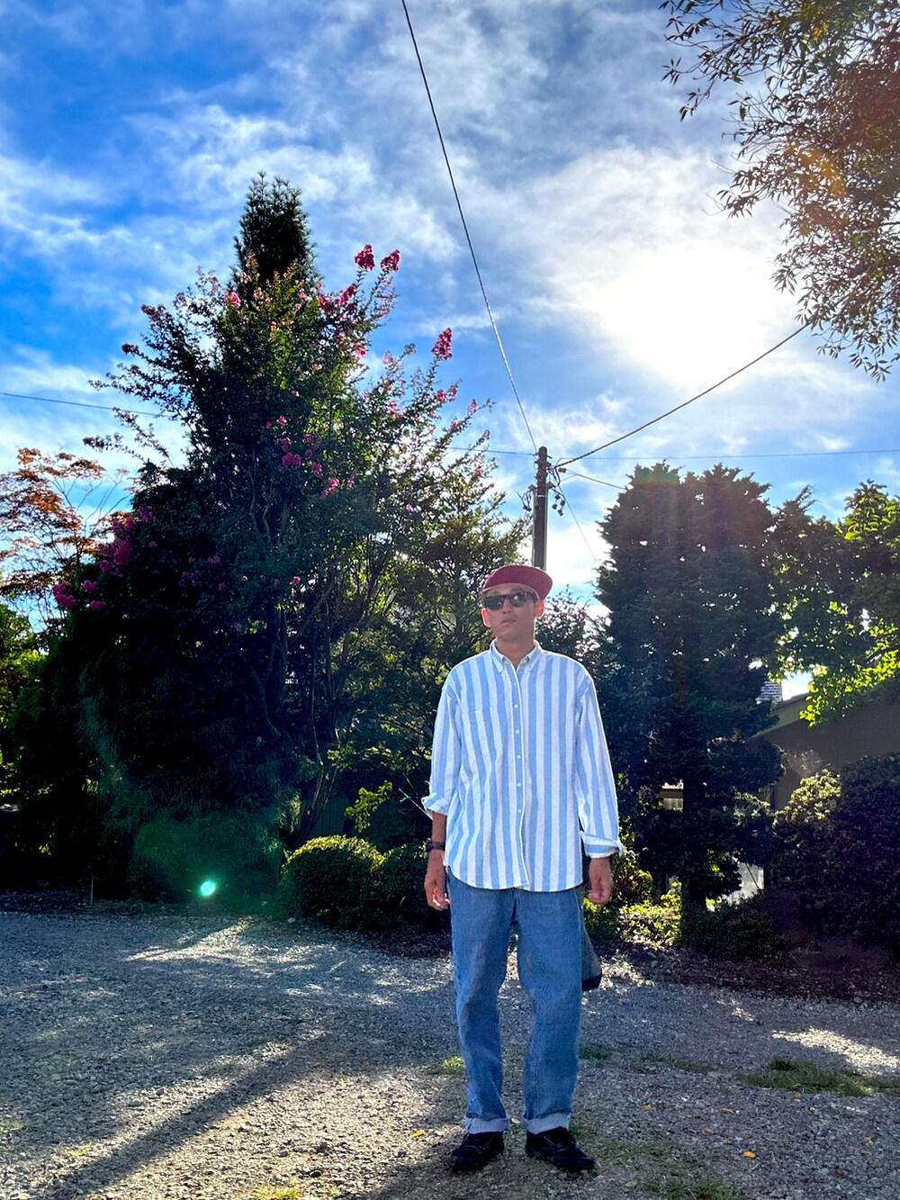 ブルー系のシャツ/ブラウス、ホワイト系のショルダーバッグ、ブルー系のバッグを着用したメンズの秋コーディネートの2枚目の写真