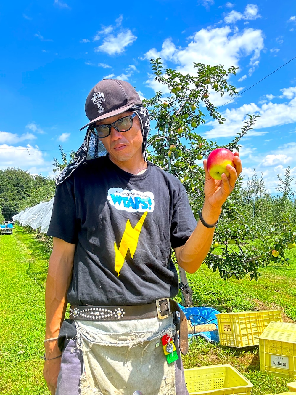 ブラック系のTシャツ/カットソーを着用したメンズの夏コーディネートの2枚目の写真