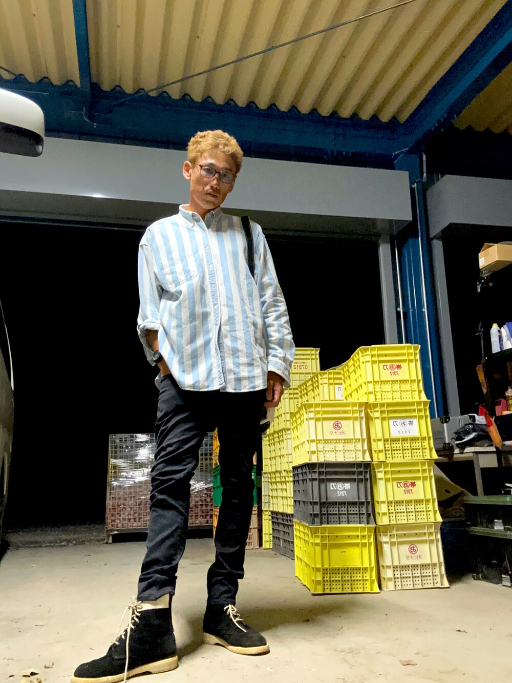 ブルー系のシャツ/ブラウス、ホワイト系のショルダーバッグ、ブラック系のその他パンツを着用したメンズの秋コーディネートの2枚目の写真