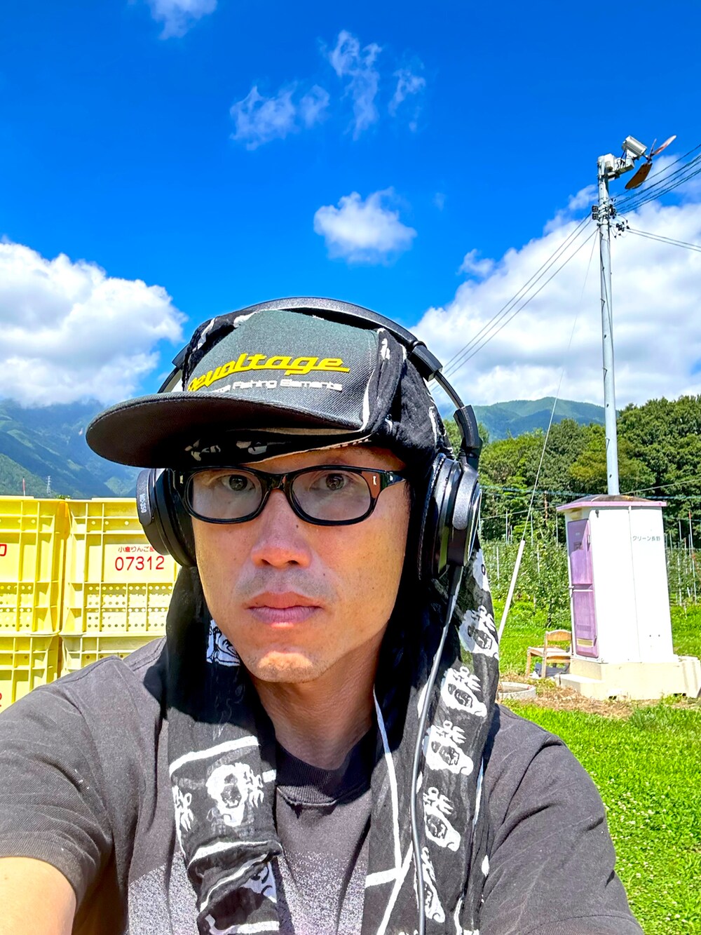 グリーン系のカーゴパンツ、ブラック系のスニーカー、ブラック系のTシャツ/カットソーを着用したメンズの夏コーディネートの2枚目の写真