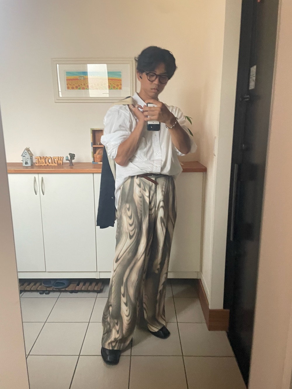 「秋っぽコーデ更新中、めがね、メガネ男子、カーキ、秋服、プチプラ、ジャケット、シャツスタイル、ヒールブーツ」｜「remerのloose regular collar over shirt / ルーズレギュラーカラーオーバーシャツ（シャツ/ブラウス、ホワイト系）」を使った、s2k3niさん（メンズ・177cm）の秋コーディネートの3枚目の写真