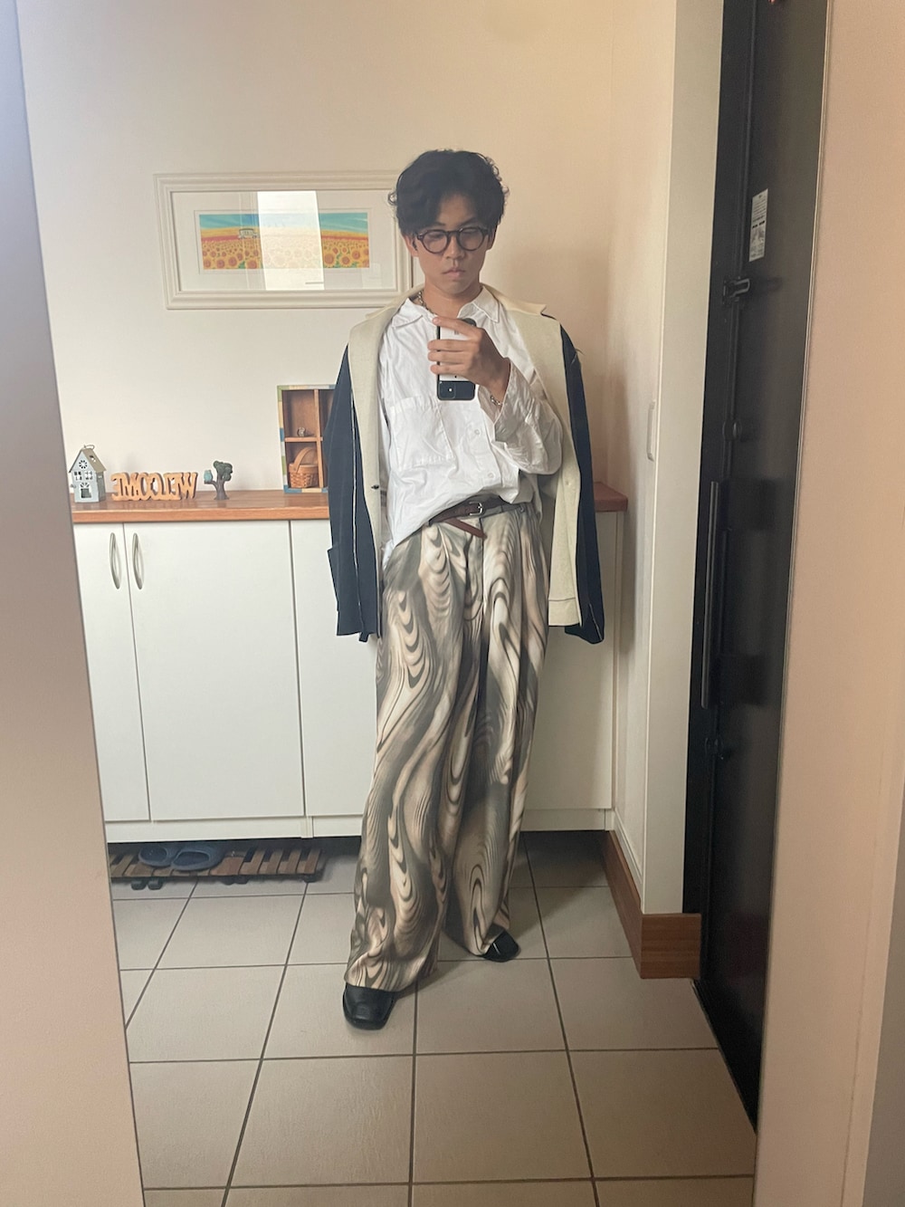 「秋っぽコーデ更新中、めがね、メガネ男子、カーキ、秋服、プチプラ、ジャケット、シャツスタイル、ヒールブーツ」｜「remerのloose regular collar over shirt / ルーズレギュラーカラーオーバーシャツ（シャツ/ブラウス、ホワイト系）」を使った、s2k3niさん（メンズ・177cm）の秋コーディネートの2枚目の写真