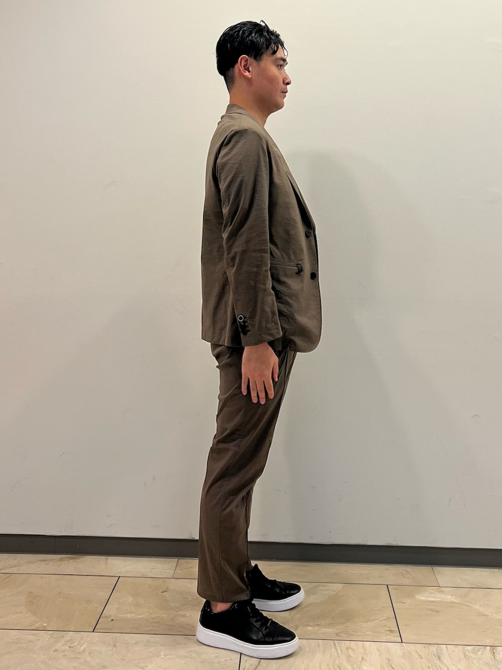 その他のTシャツ/カットソー、ベージュ系のジャケット/アウター、ベージュ系のパンツを着用したメンズの夏コーディネートの2枚目の写真