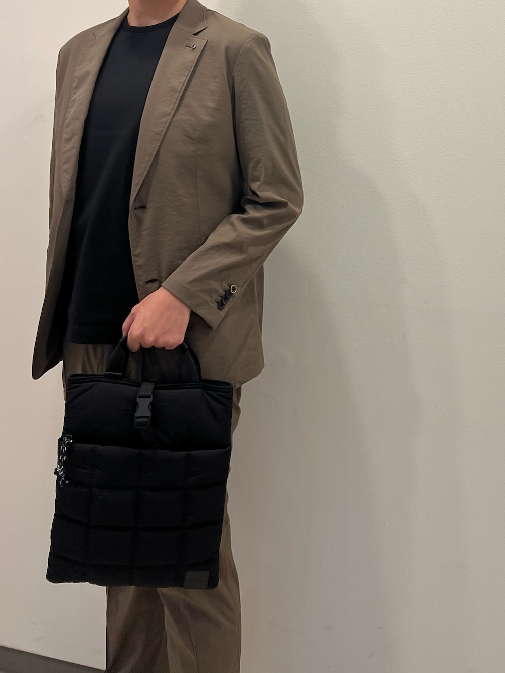 その他のTシャツ/カットソー、ベージュ系のジャケット/アウター、ベージュ系のパンツを着用したメンズの夏コーディネートの4枚目の写真