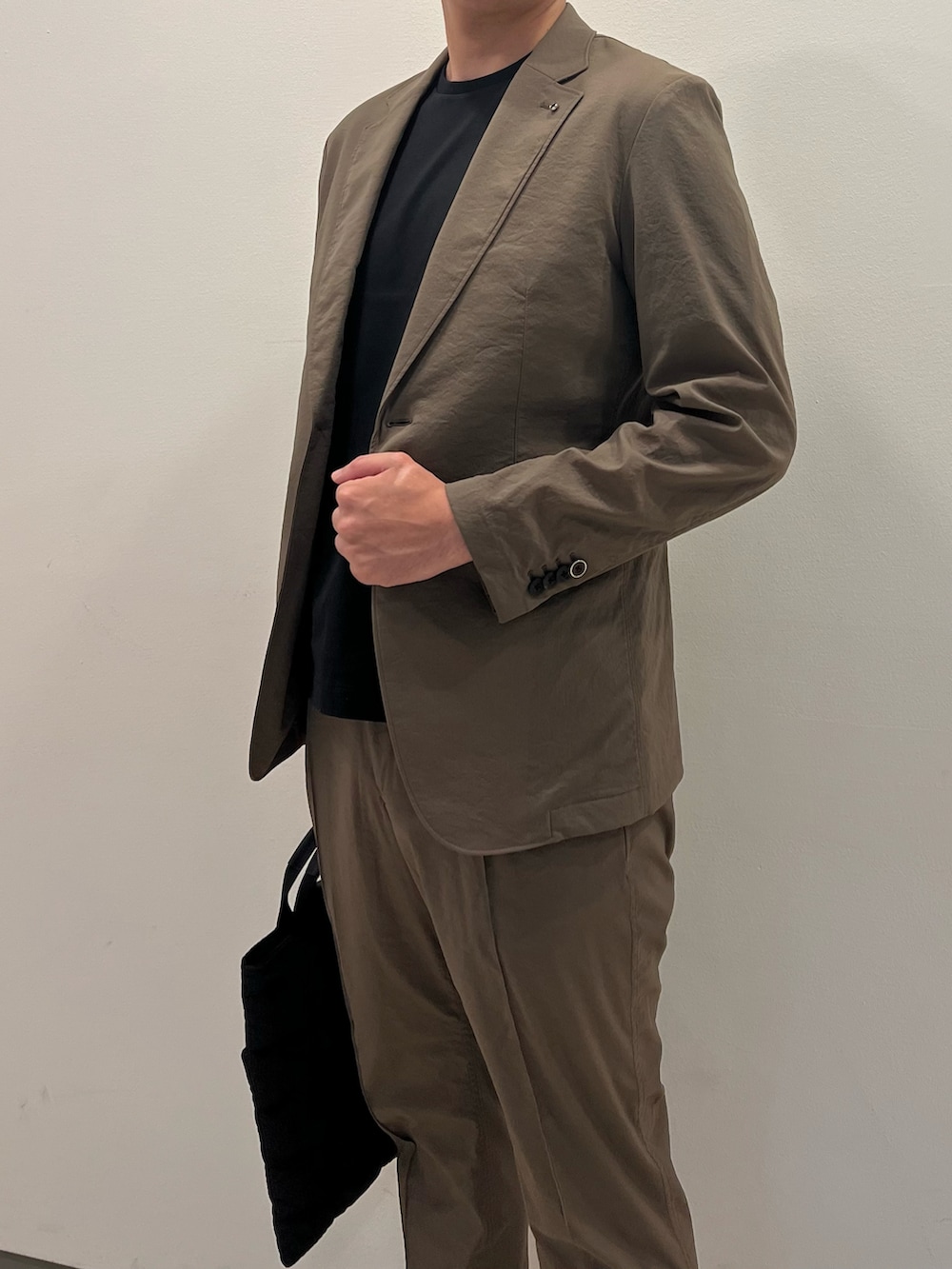 その他のTシャツ/カットソー、ベージュ系のジャケット/アウター、ベージュ系のパンツを着用したメンズの夏コーディネートの5枚目の写真