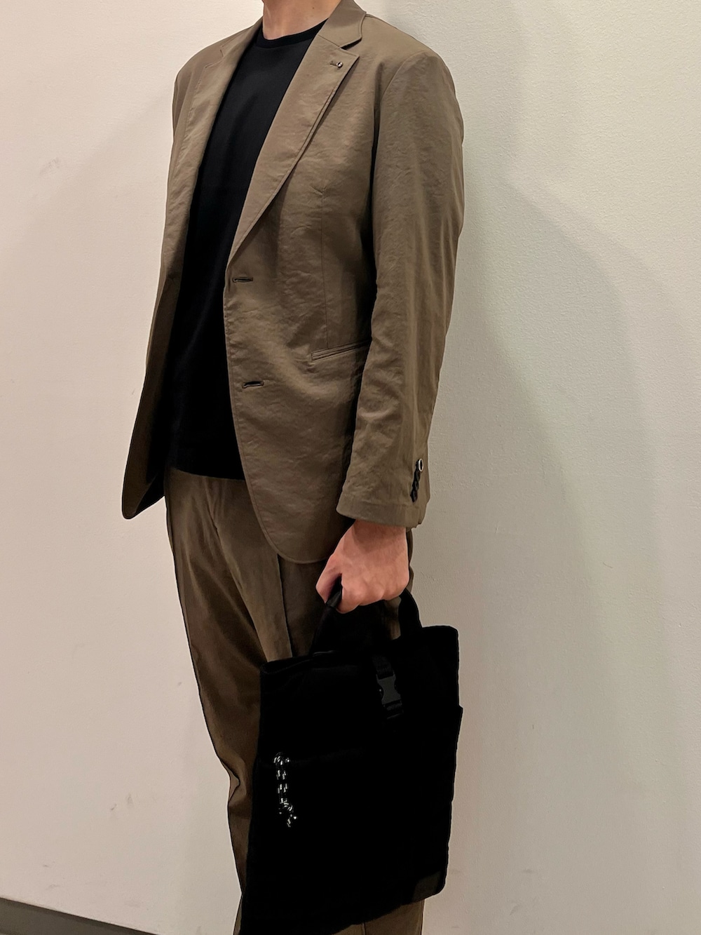 その他のTシャツ/カットソー、ベージュ系のジャケット/アウター、ベージュ系のパンツを着用したメンズの夏コーディネートの3枚目の写真