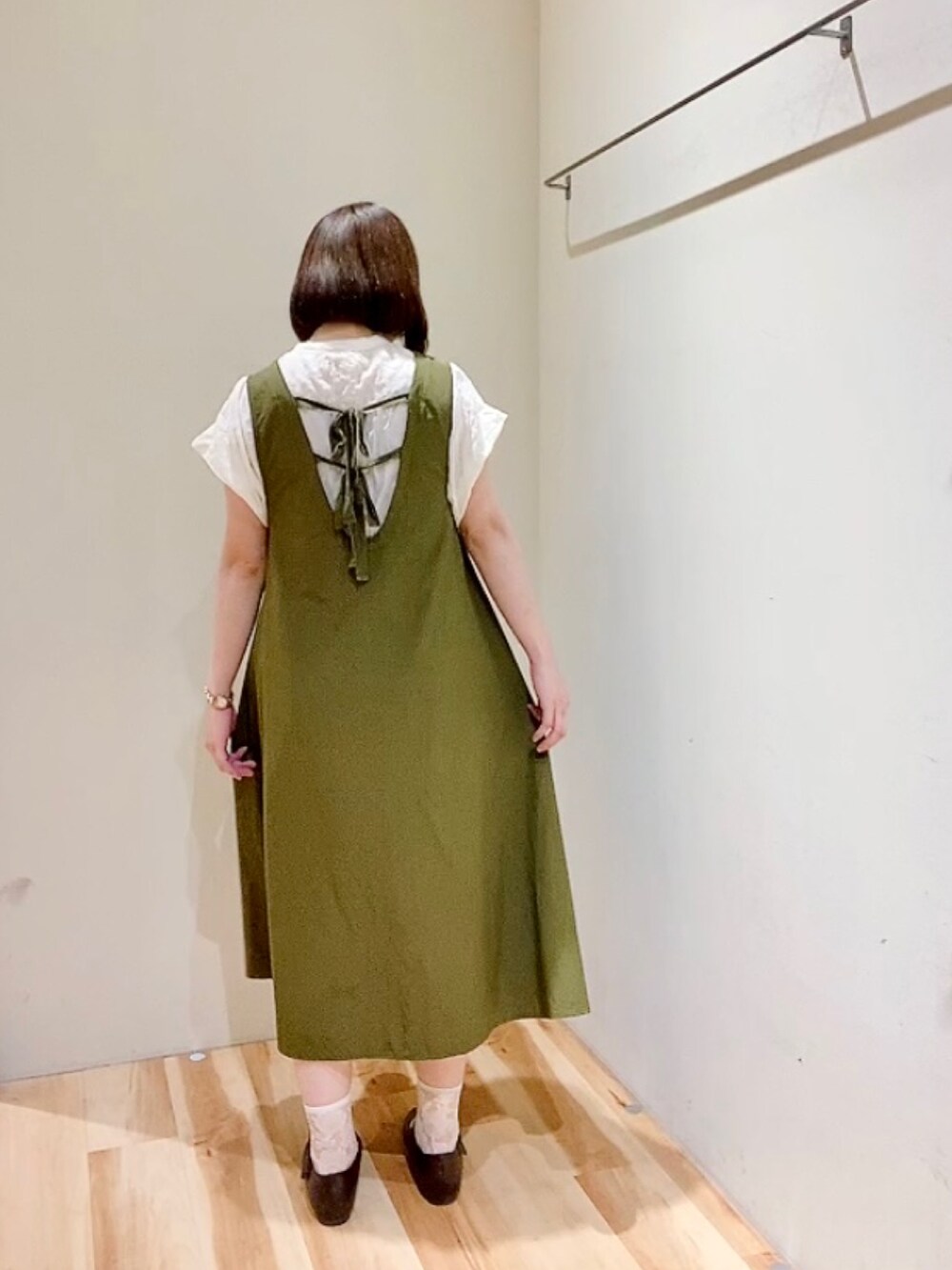 ホワイト系のシャツ/ブラウス、グリーン系のワンピース、ブラウン系のドレスシューズを着用したレディースの夏コーディネートの3枚目の写真