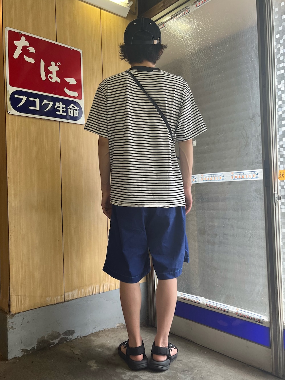 「デートスタイル（MEN）、古着MIX、夏コーデ、ハーフパンツ」｜「無印良品のアイテム（Tシャツ/カットソー、その他）」を使った、K-BUMPさん（メンズ・171cm）の夏コーディネートの2枚目の写真