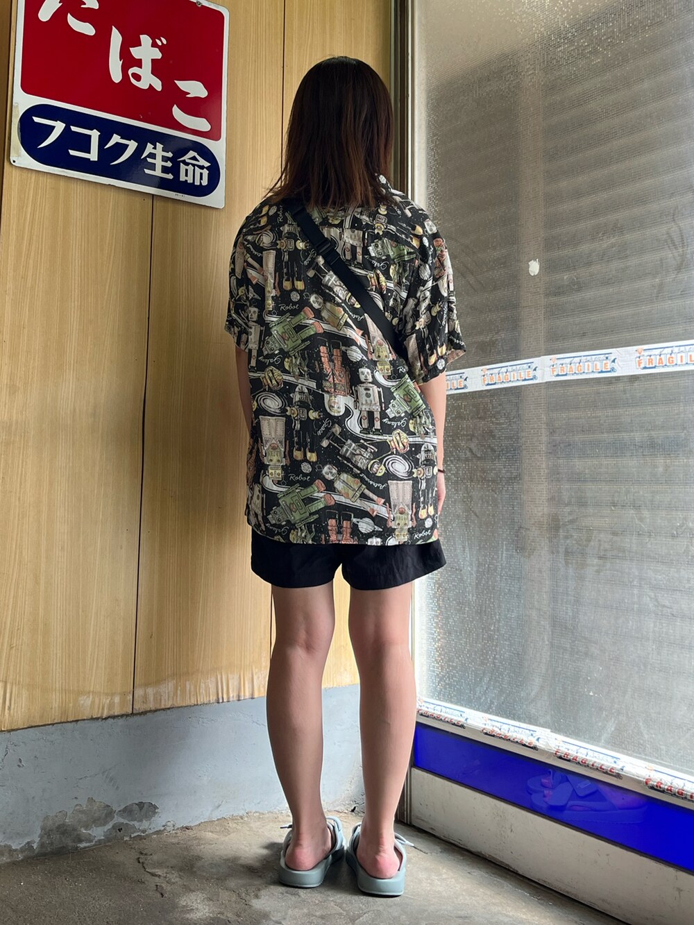 「デートスタイル（WOMEN）、古着MIX、夏コーデ、ハーフパンツ、柄シャツ」｜「Pherrow'sのアイテム（シャツ/ブラウス、ブラック系）」を使った、K-BUMPさん（メンズ・171cm）の夏コーディネートの2枚目の写真