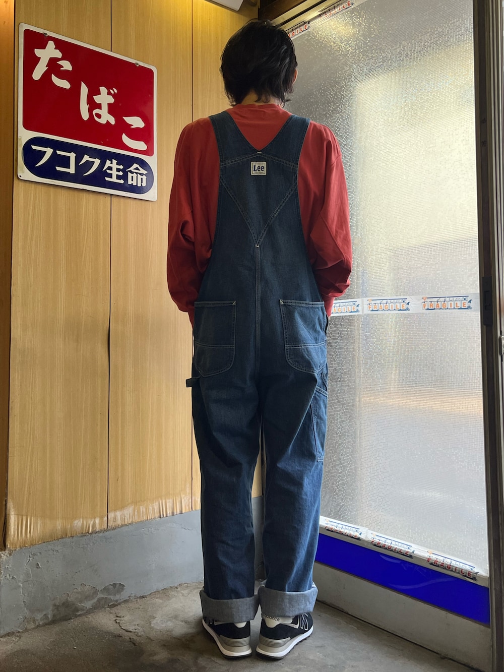 「デートスタイル（MEN）、古着MIX、秋コーデ、オーバーオール、ロンT」｜「Leeのアイテム（サロペット/オーバーオール、ブルー系）」を使った、K-BUMPさん（メンズ・171cm）の秋コーディネートの2枚目の写真