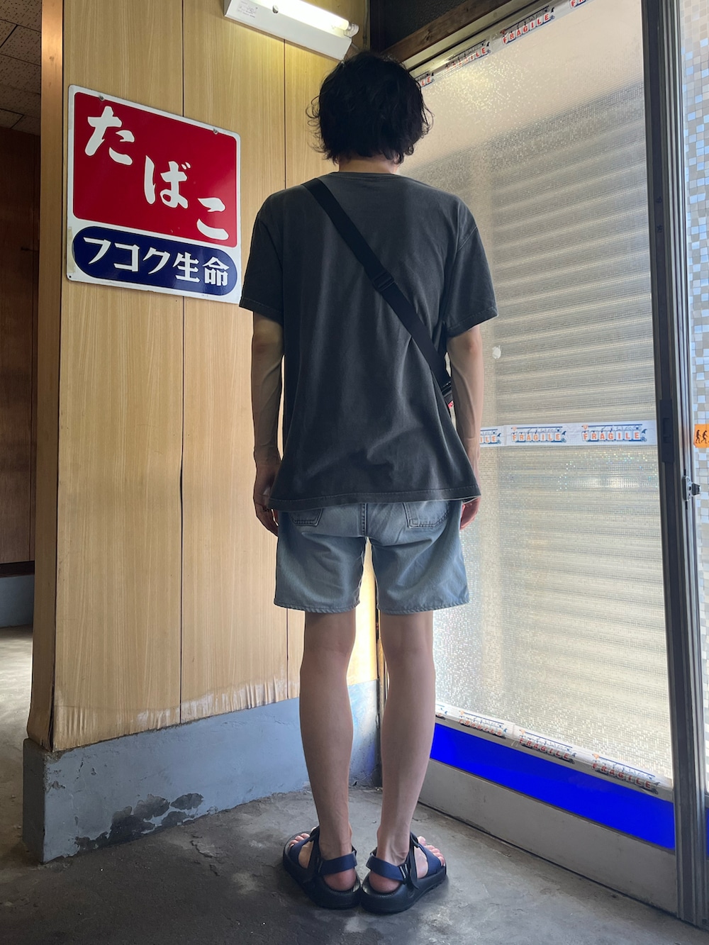 「デートスタイル（MEN）、夏コーデ、ハーフパンツ」｜「SHIPSのアイテム（Tシャツ/カットソー、ブラック系）」を使った、K-BUMPさん（メンズ・171cm）の秋コーディネートの2枚目の写真