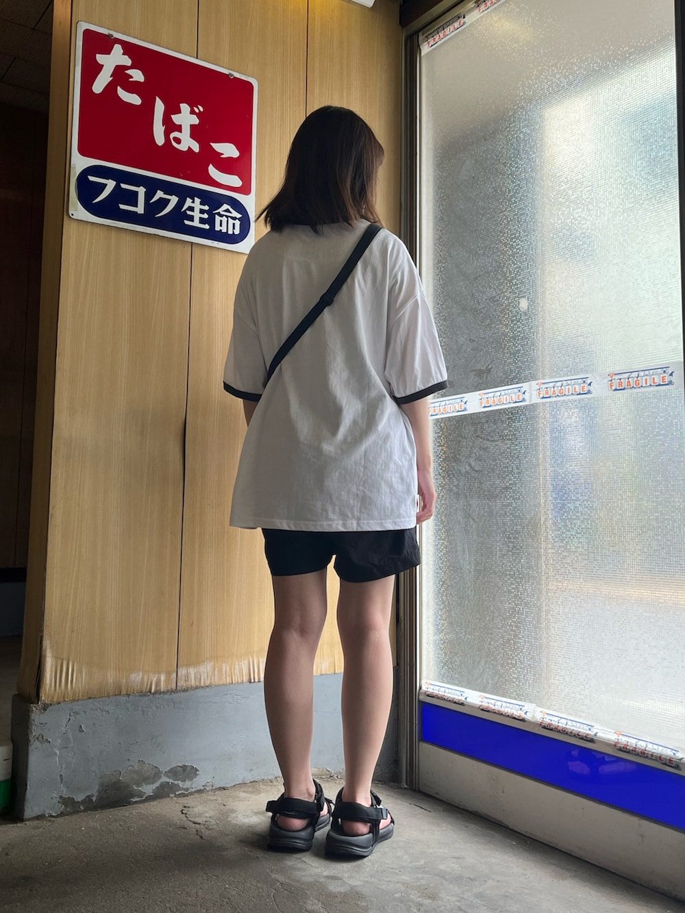 「デートスタイル（WOMEN）、夏コーデ、ハーフパンツ」｜「FREAK'S STOREのアイテム（Tシャツ/カットソー、ホワイト系）」を使った、K-BUMPさん（メンズ・171cm）の夏コーディネートの2枚目の写真