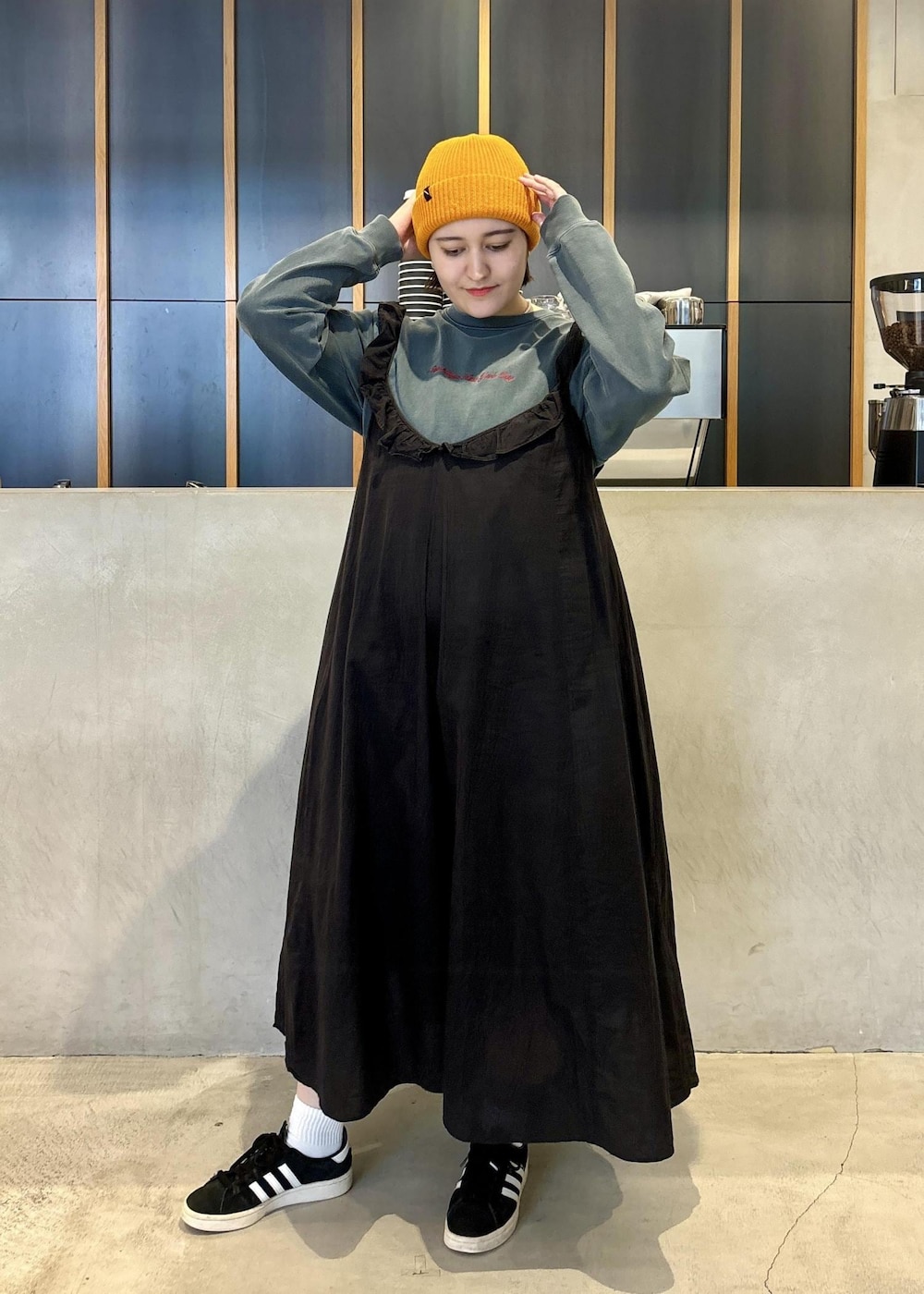 ブルー系のTシャツ/カットソーを着用したレディースの秋コーディネートの2枚目の写真