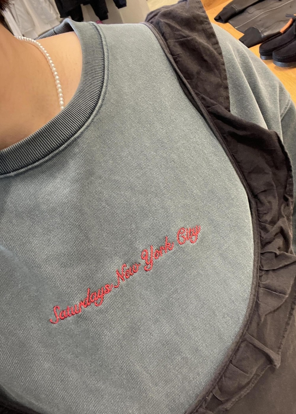 ブルー系のTシャツ/カットソーを着用したレディースの秋コーディネートの5枚目の写真