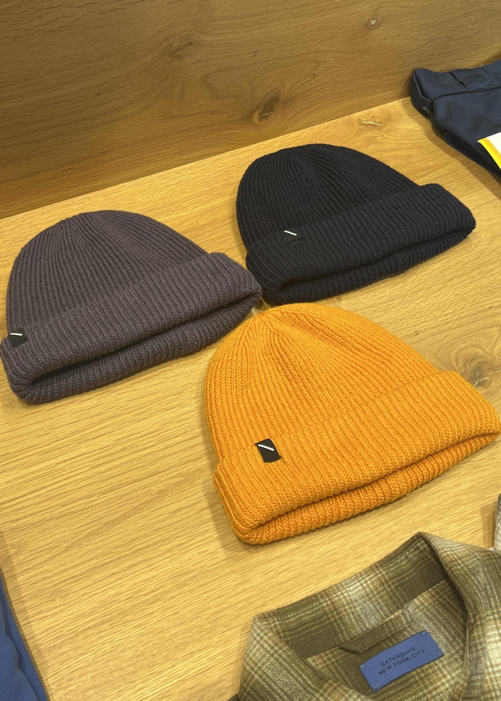 ブルー系のTシャツ/カットソーを着用したレディースの秋コーディネートの4枚目の写真