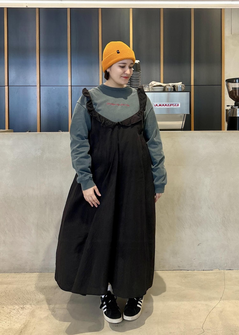 ブルー系のTシャツ/カットソーを着用したレディースの秋コーディネートの3枚目の写真