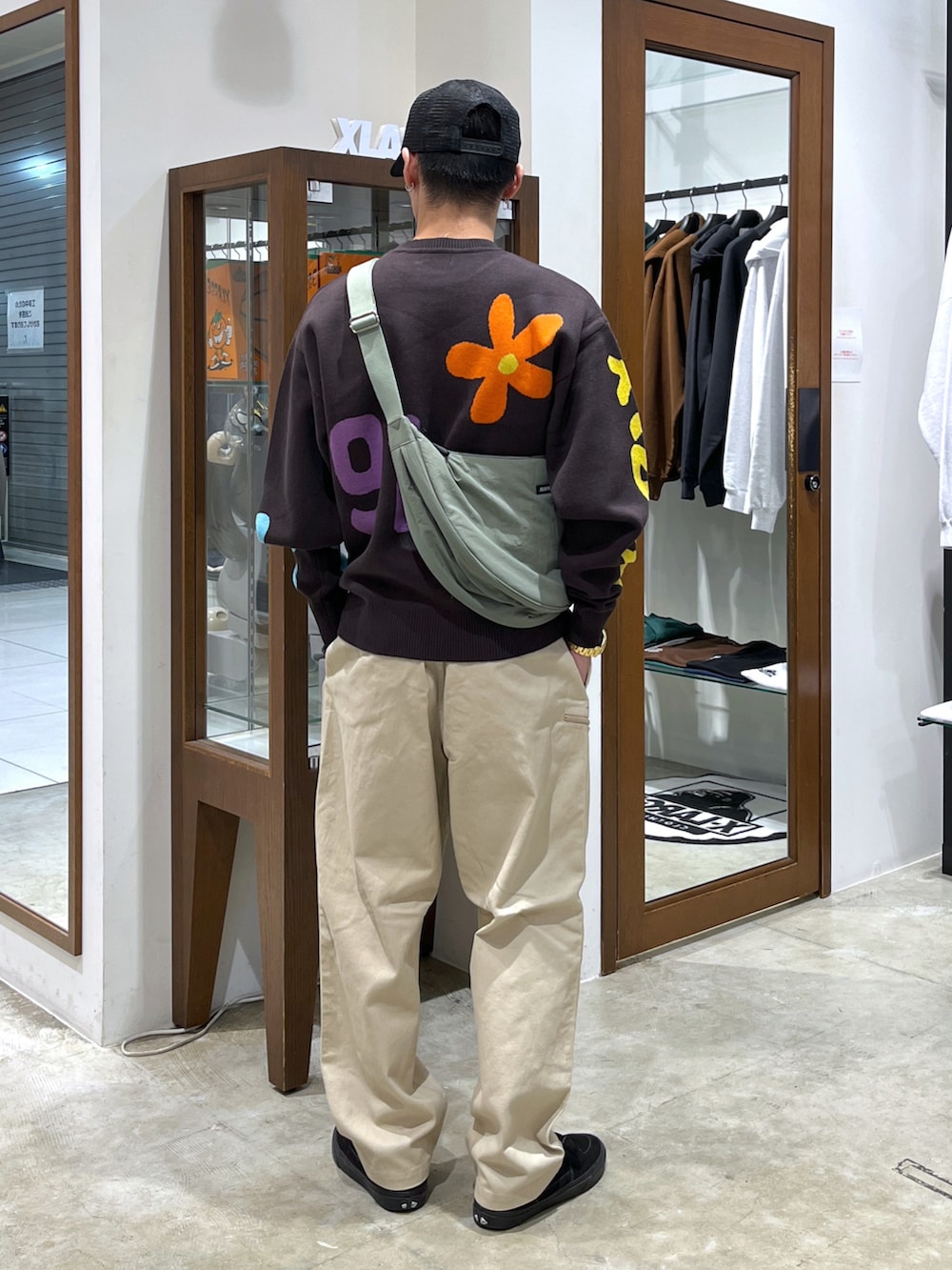 「秋服まるっと大公開、お出かけコーデ、秋のコーデ、秋コーデ、キャップ、XLARGE、エクストララージ」｜「XLARGEのRESORT WORK PANTS（その他パンツ、ベージュ系）」を使った、かんたさん（メンズ・172cm）の秋コーディネートの2枚目の写真
