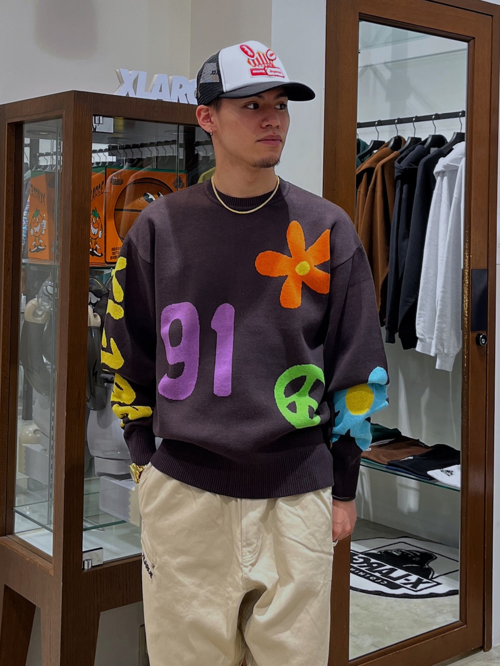 「秋服まるっと大公開、お出かけコーデ、秋のコーデ、秋コーデ、キャップ、XLARGE、エクストララージ」｜「XLARGEのRESORT WORK PANTS（その他パンツ、ベージュ系）」を使った、かんたさん（メンズ・172cm）の秋コーディネートの4枚目の写真