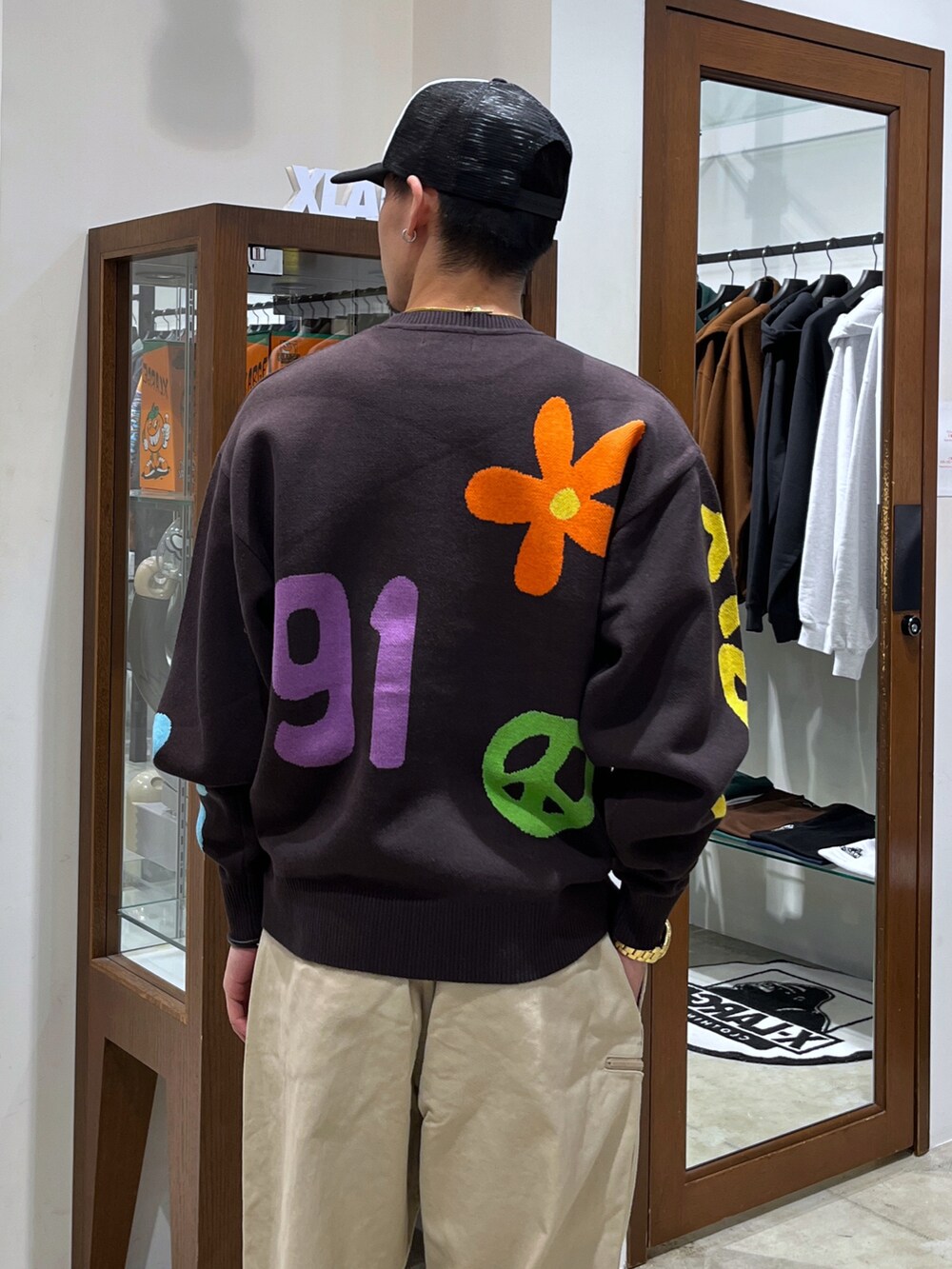 「秋服まるっと大公開、お出かけコーデ、秋のコーデ、秋コーデ、キャップ、XLARGE、エクストララージ」｜「XLARGEのRESORT WORK PANTS（その他パンツ、ベージュ系）」を使った、かんたさん（メンズ・172cm）の秋コーディネートの5枚目の写真