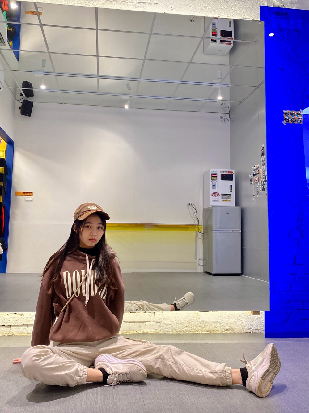 ベージュ系のパンツ、ホワイト系のスニーカーを着用したレディースの冬コーディネートの2枚目の写真