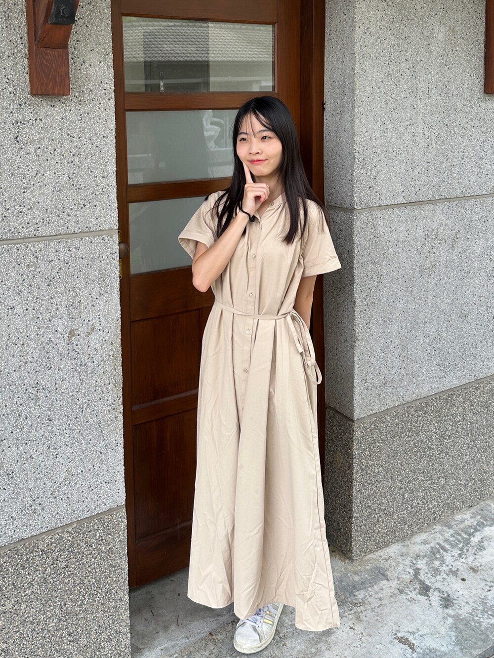 ホワイト系のシューズ、ベージュ系のワンピースを着用したレディースの秋コーディネートの2枚目の写真