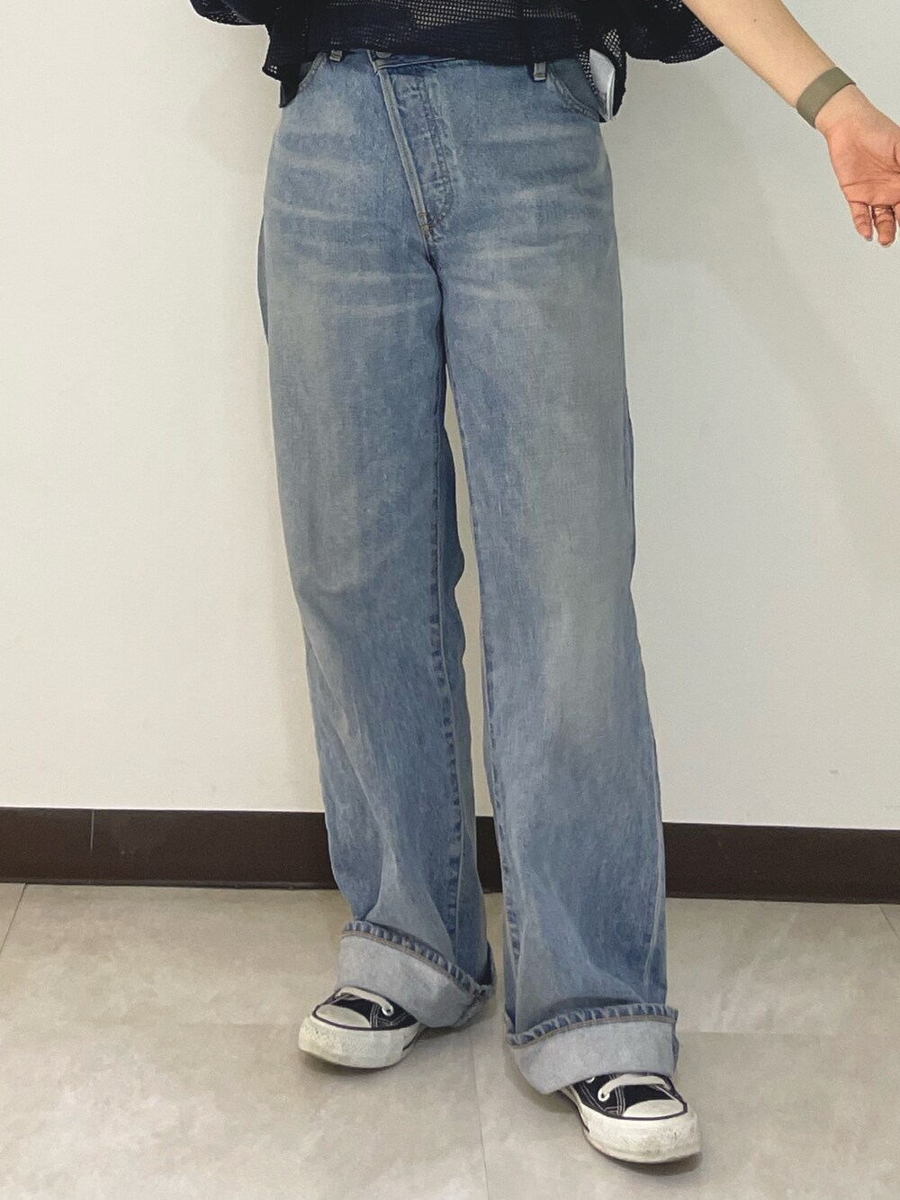 ブルー系のデニムパンツ、グレー系のTシャツ/カットソーを着用したレディースの春コーディネートの6枚目の写真