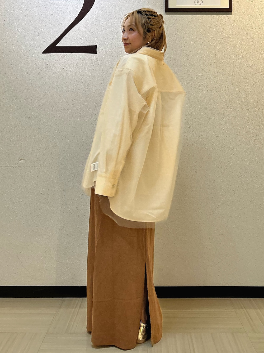 ブラウン系のスカート、ベージュ系のシャツ/ブラウス、ブラウン系のキャミソールを着用したレディースの夏コーディネートの4枚目の写真