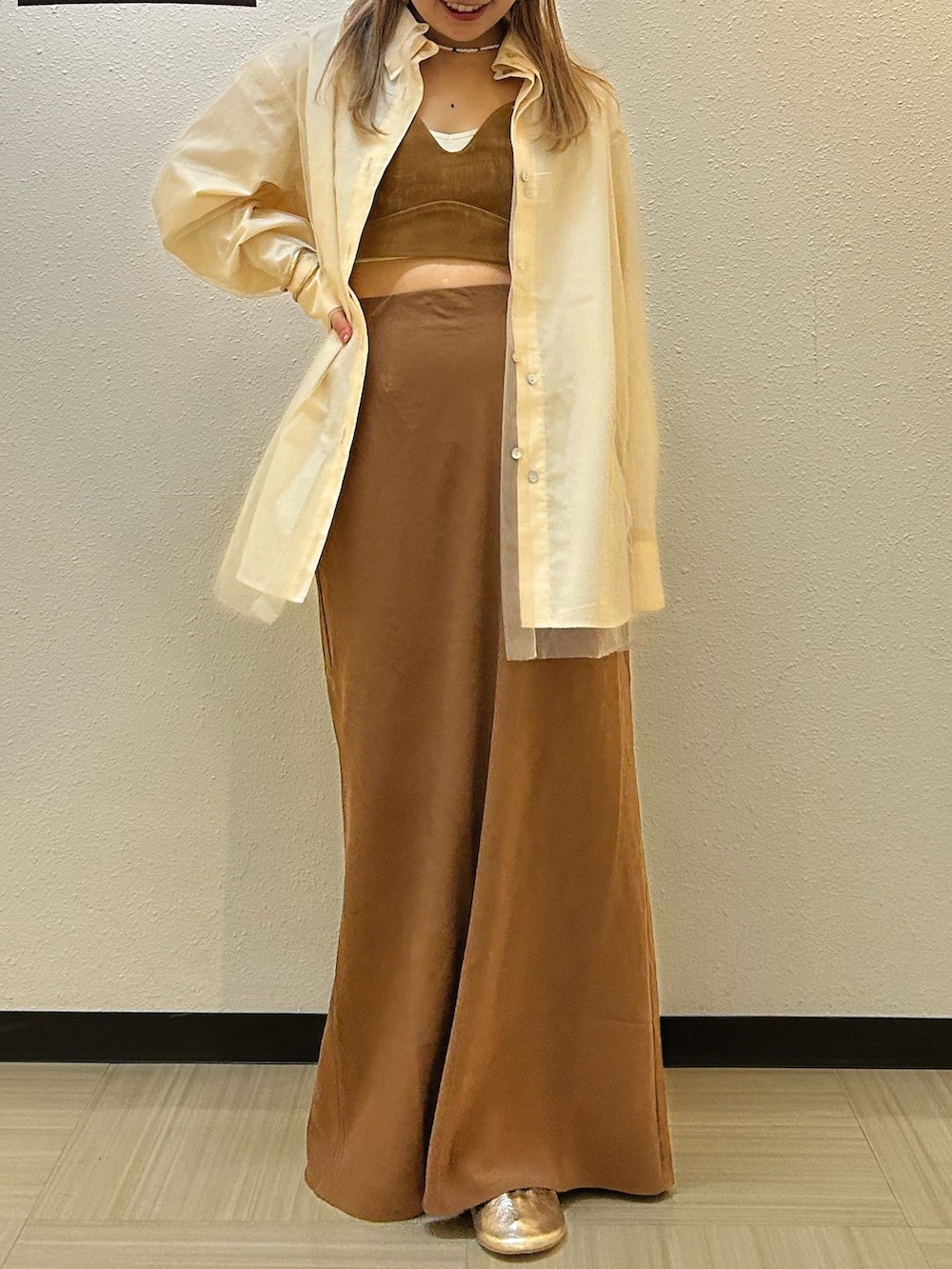 ブラウン系のスカート、ベージュ系のシャツ/ブラウス、ブラウン系のキャミソールを着用したレディースの夏コーディネートの2枚目の写真