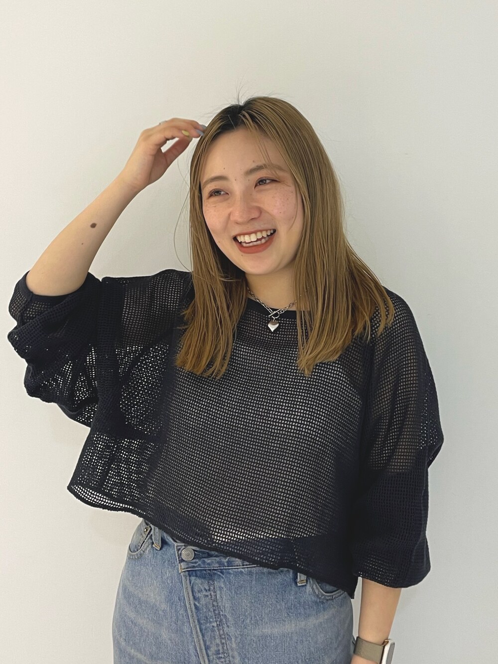 ブルー系のデニムパンツ、グレー系のTシャツ/カットソーを着用したレディースの春コーディネートの5枚目の写真