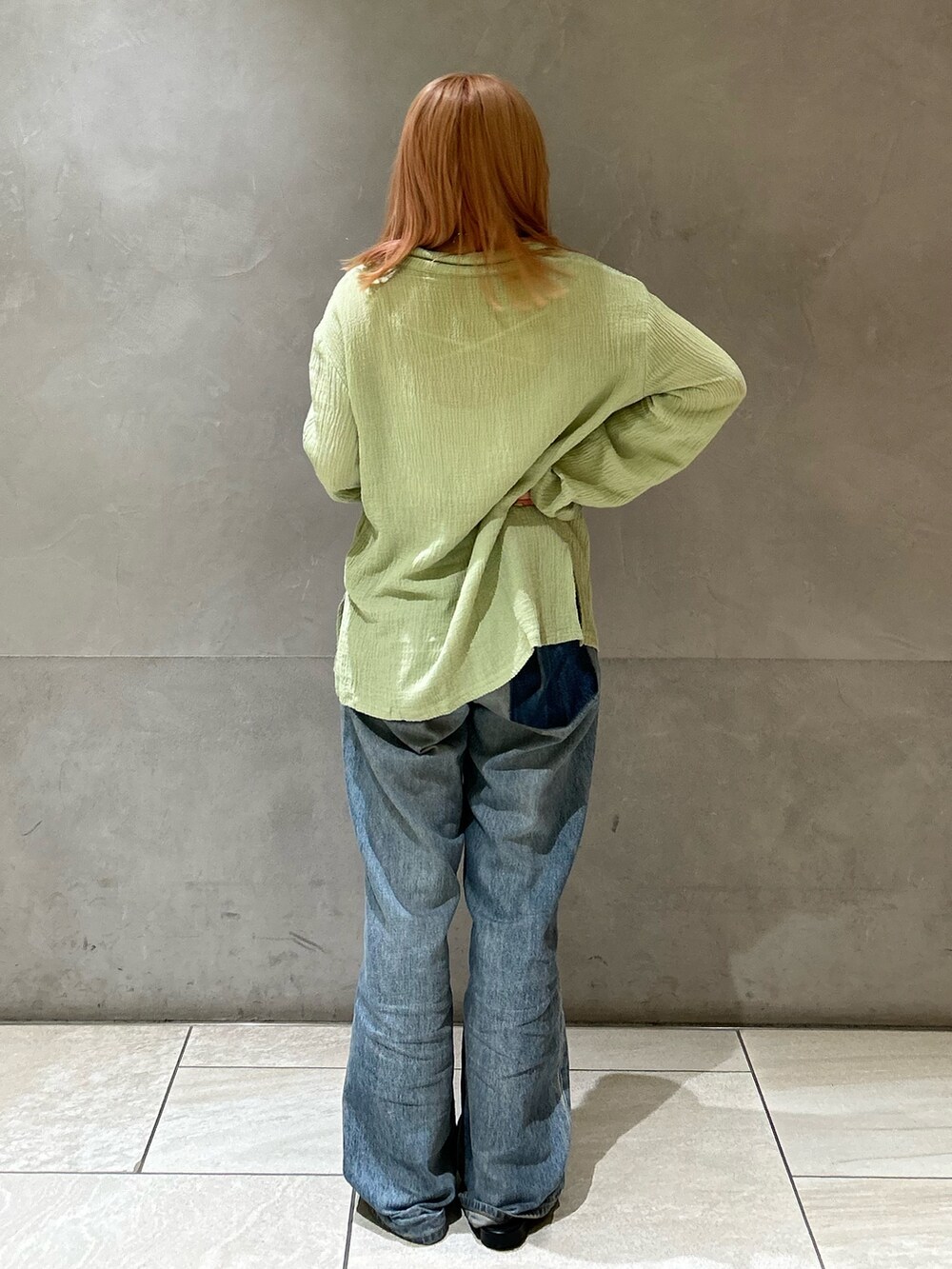 グリーン系のシャツ/ブラウス、ブルー系のデニムパンツを着用したレディースの夏コーディネートの3枚目の写真