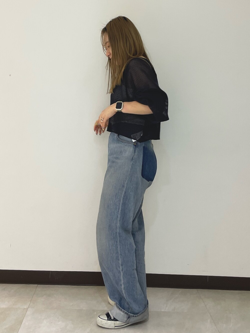 ブルー系のデニムパンツ、グレー系のTシャツ/カットソーを着用したレディースの春コーディネートの2枚目の写真