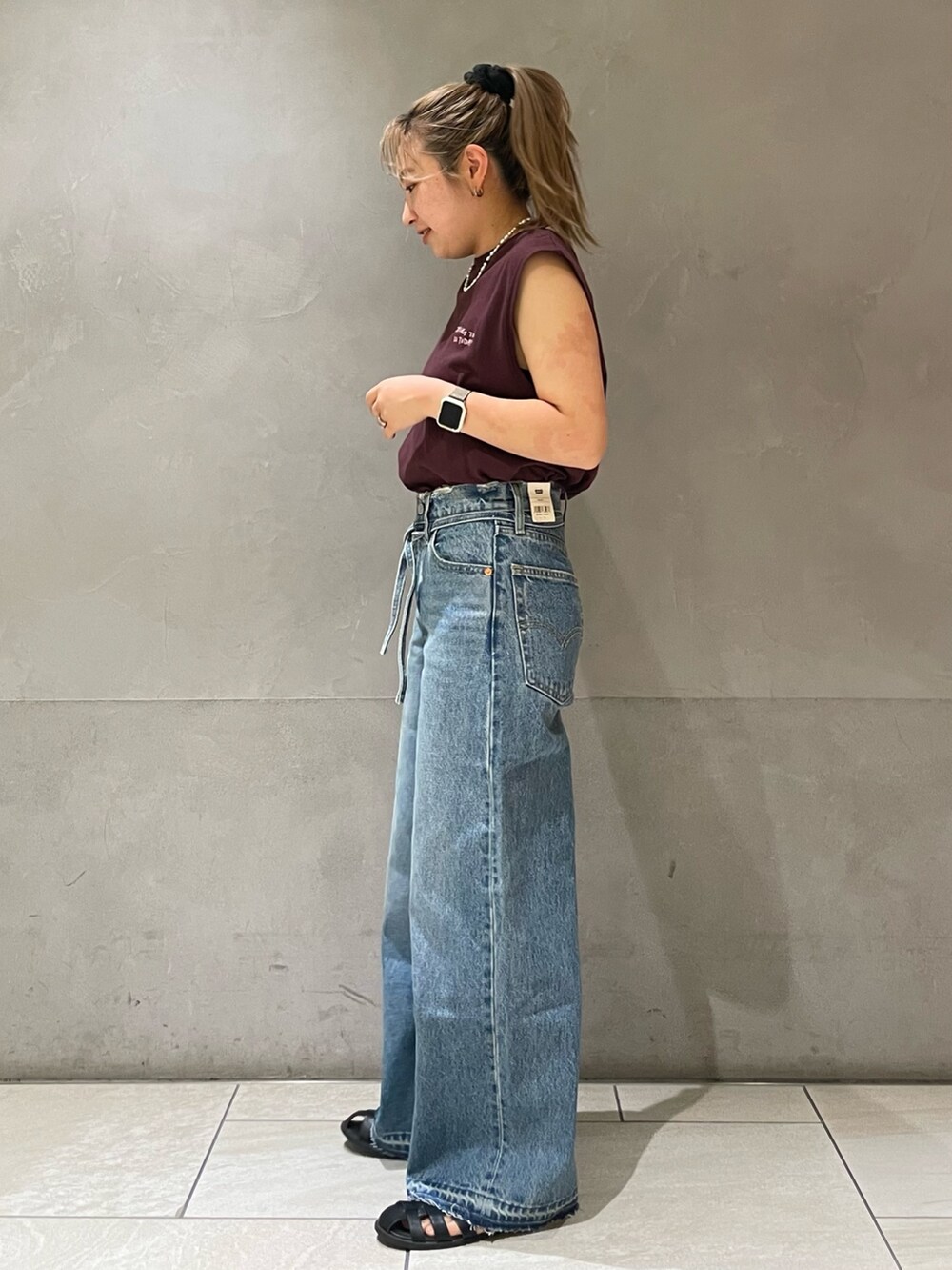 ブルー系のデニムパンツ、ブラウン系のTシャツ/カットソーを着用したレディースの夏コーディネートの2枚目の写真