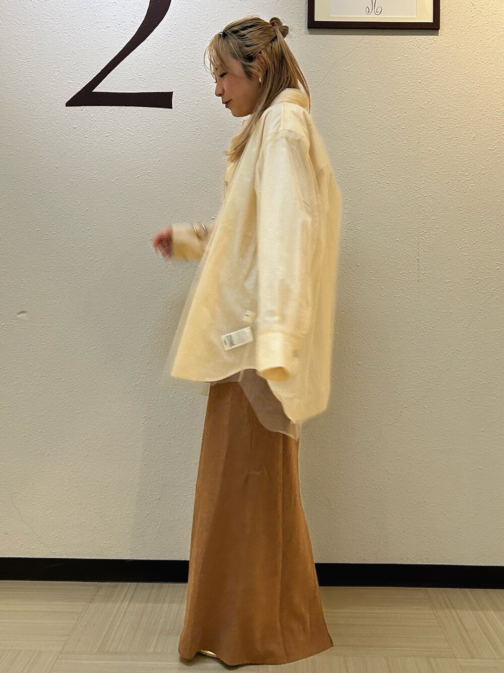 ブラウン系のスカート、ベージュ系のシャツ/ブラウス、ブラウン系のキャミソールを着用したレディースの夏コーディネートの3枚目の写真