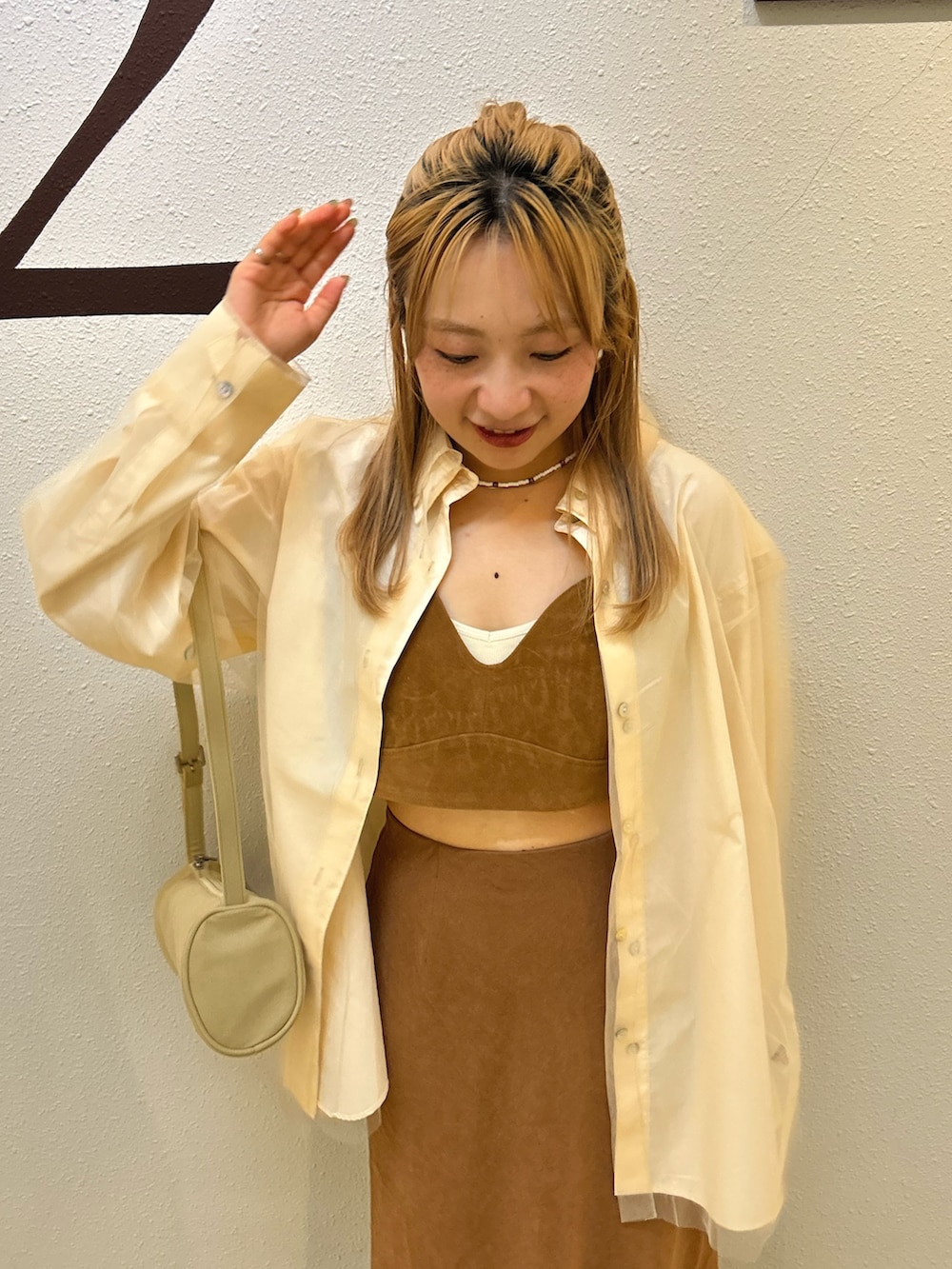 ブラウン系のスカート、ベージュ系のシャツ/ブラウス、ブラウン系のキャミソールを着用したレディースの夏コーディネートの5枚目の写真