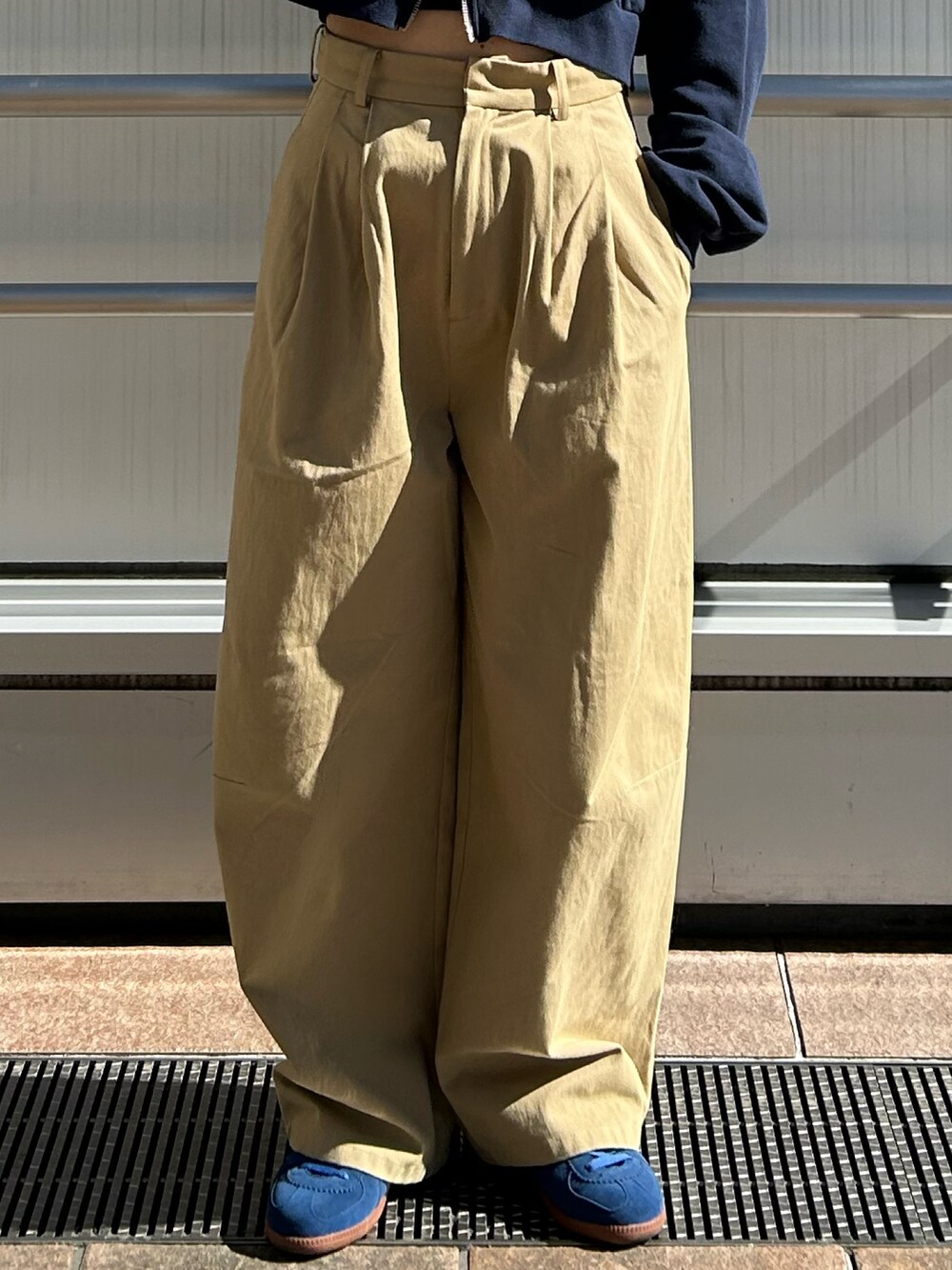 ベージュ系のチノパンツ、ブルー系のパーカーを着用したレディースの冬コーディネートの6枚目の写真