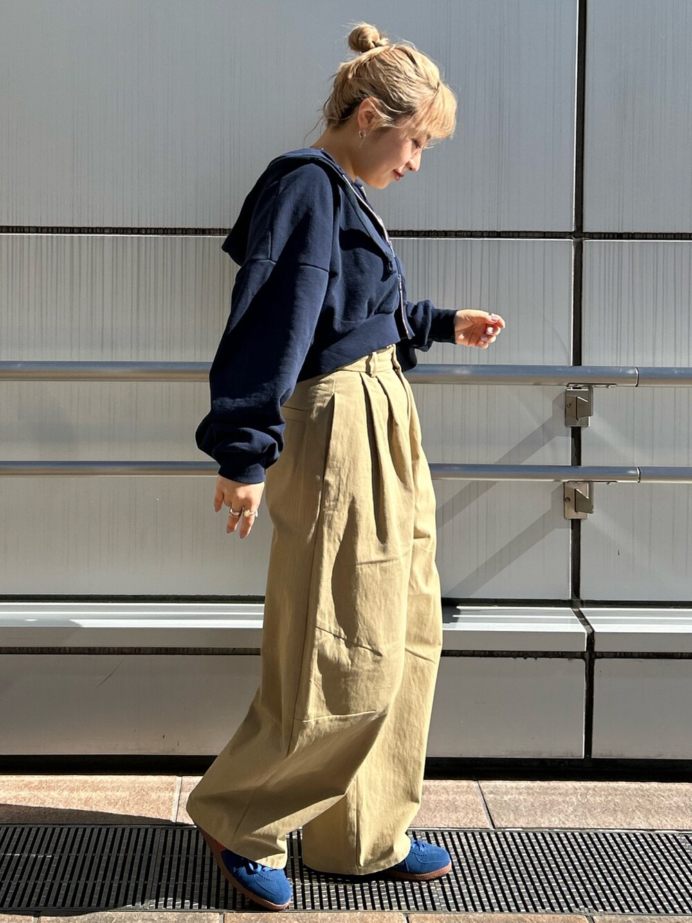 ベージュ系のチノパンツ、ブルー系のパーカーを着用したレディースの冬コーディネートの2枚目の写真