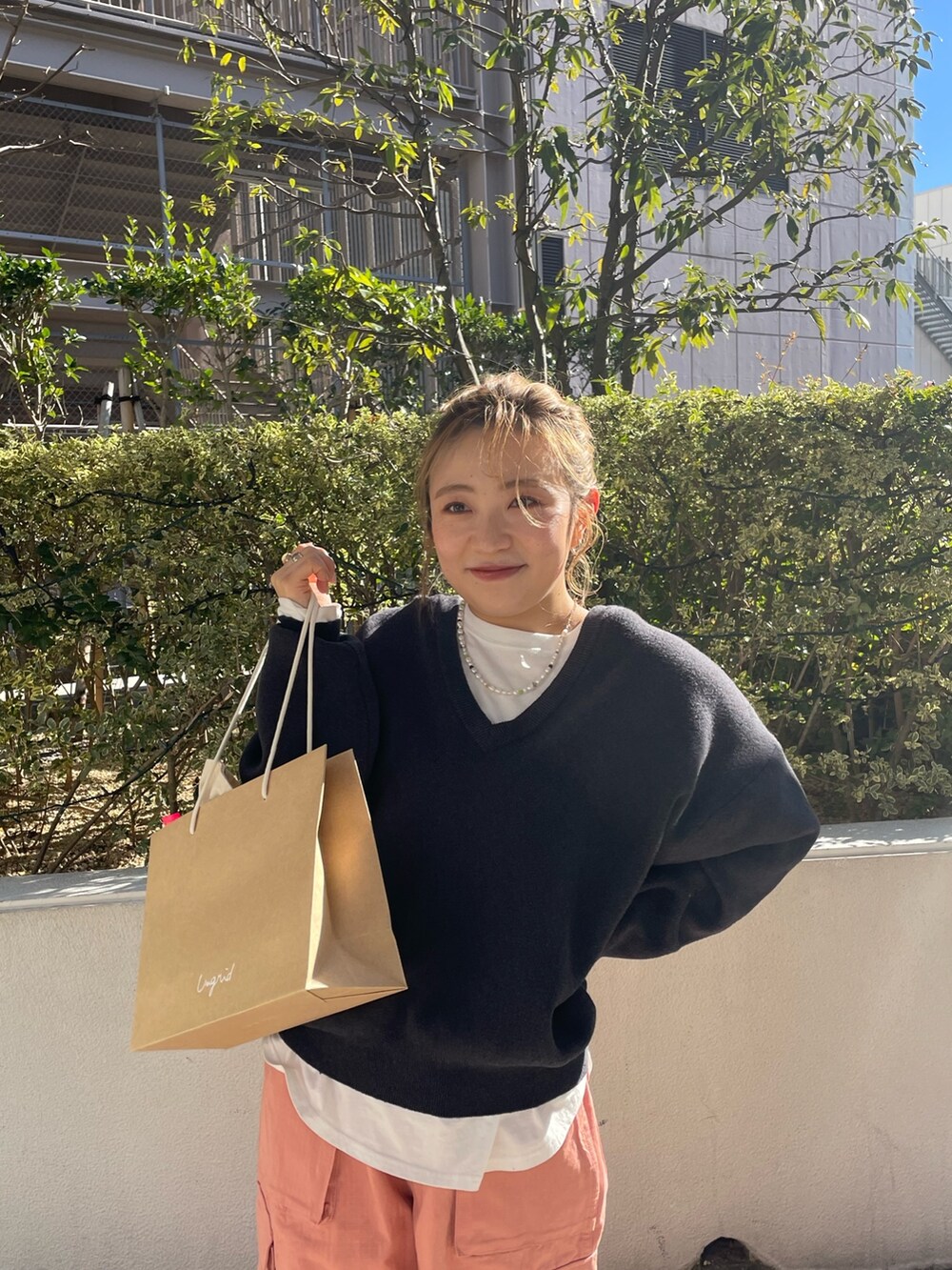 グレー系のニット/セーター、ホワイト系のダウンジャケット/コート、ピンク系のカーゴパンツを着用したレディースの冬コーディネートの6枚目の写真