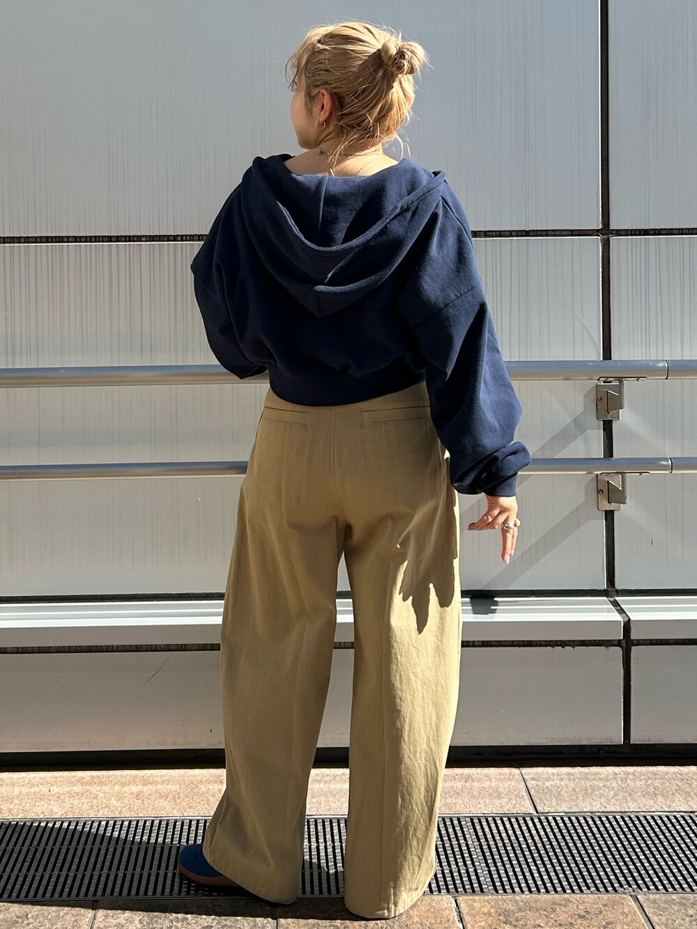 ベージュ系のチノパンツ、ブルー系のパーカーを着用したレディースの冬コーディネートの3枚目の写真