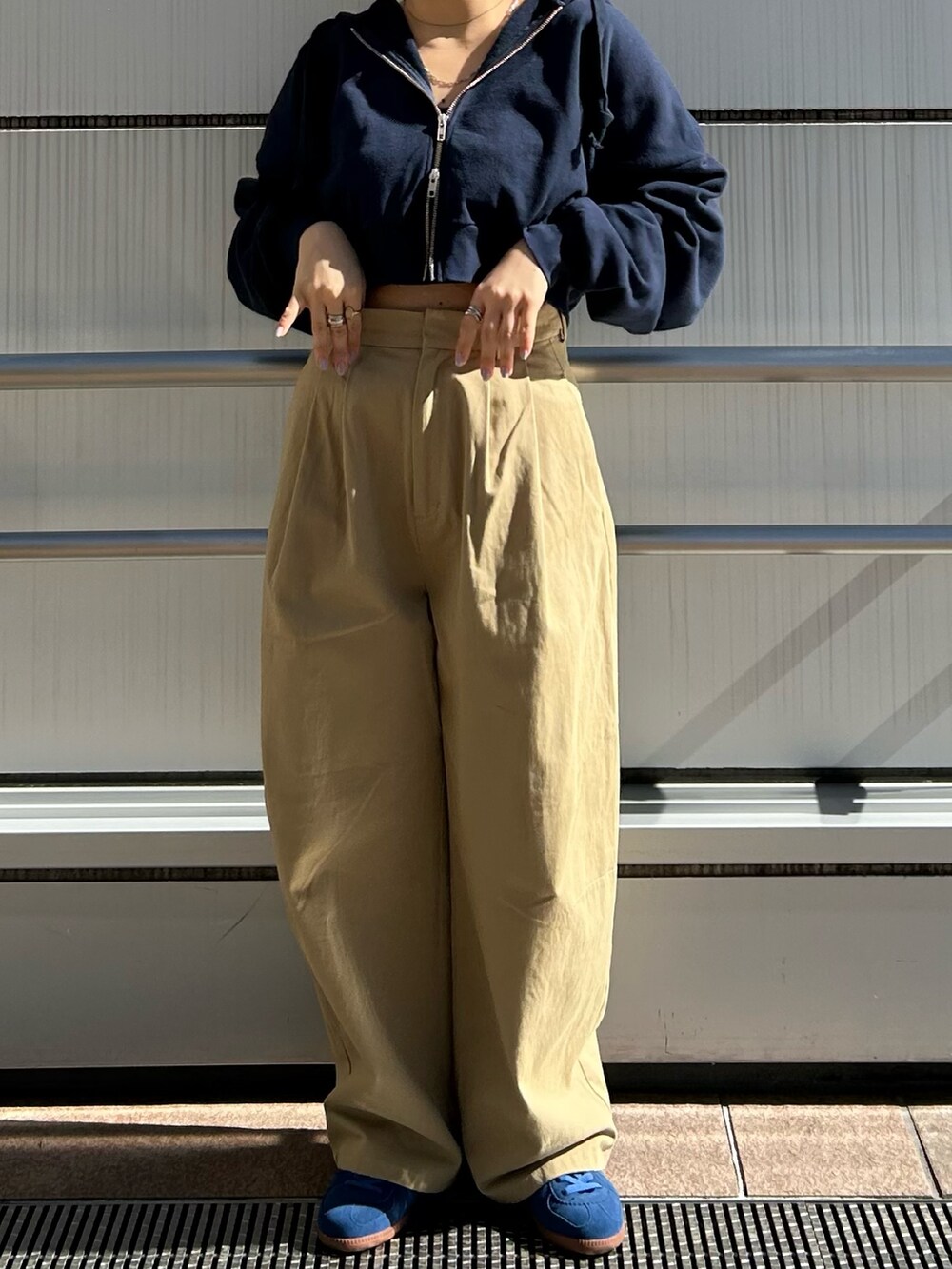 ベージュ系のチノパンツ、ブルー系のパーカーを着用したレディースの冬コーディネートの4枚目の写真