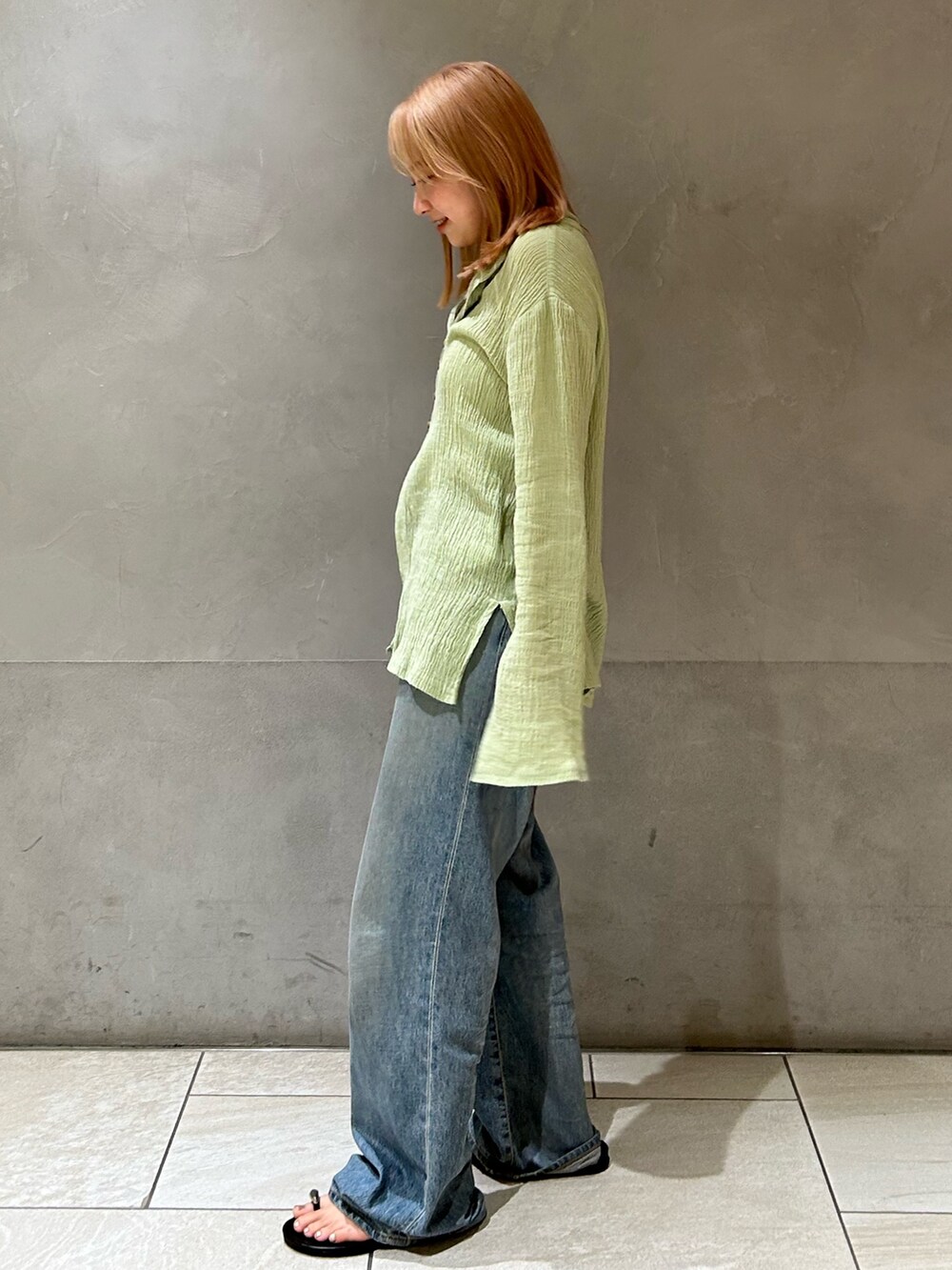 グリーン系のシャツ/ブラウス、ブルー系のデニムパンツを着用したレディースの夏コーディネートの2枚目の写真