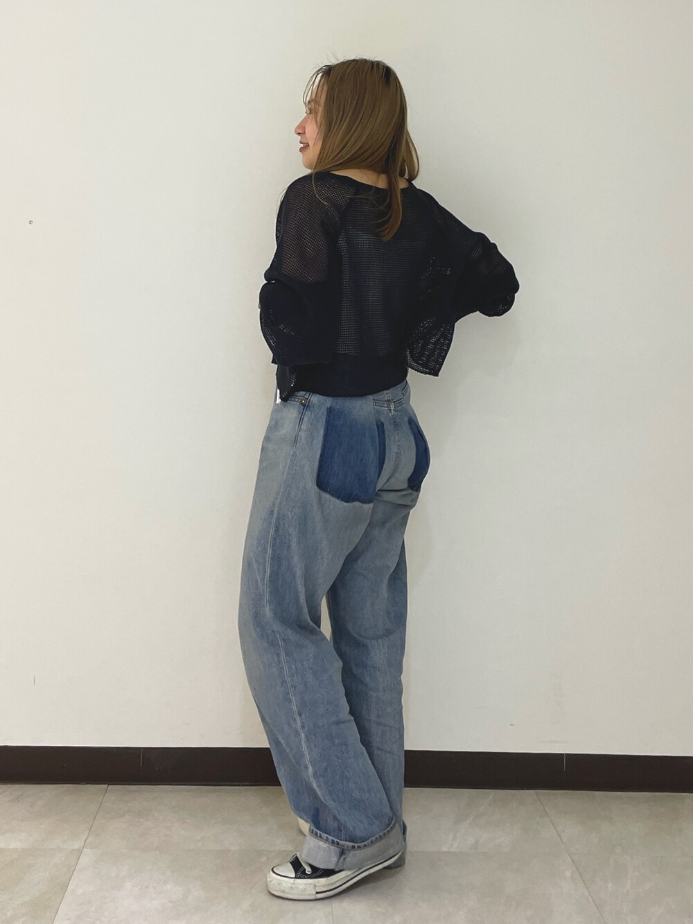 ブルー系のデニムパンツ、グレー系のTシャツ/カットソーを着用したレディースの春コーディネートの3枚目の写真