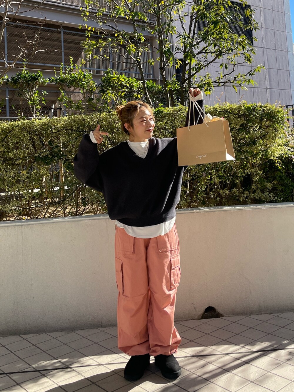 グレー系のニット/セーター、ホワイト系のダウンジャケット/コート、ピンク系のカーゴパンツを着用したレディースの冬コーディネートの5枚目の写真