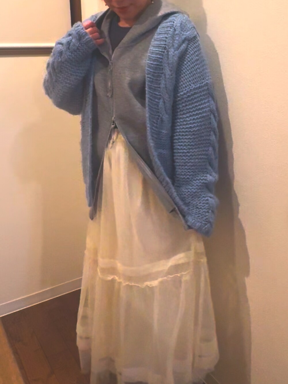 「大人可愛い、パーカーコーデ、グレー、オトナカジュアル」｜「DRESSLAVEのair bonding hoodie(エアーボンディングフーディー)（パーカー、グレー系）」を使った、sasateamさん（骨格ストレート・レディース・158cm）の冬コーディネートの2枚目の写真